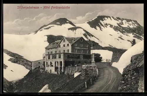 AK Stilfser Joch, Hotel Ferdinandshöhe an der Stilfserjochstrasse mit Bergpanorama