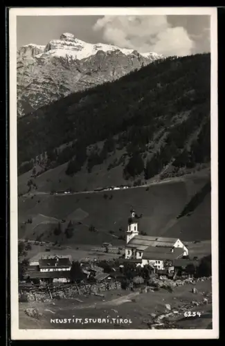 AK Neustift /Stubai, Ortspartie mit Bergen