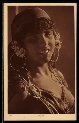 AK Aisha, junge Frau mit teils entblösster Brust