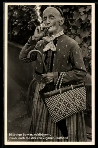 AK 80-jährige Schwarzwaldbäuerin raucht eine dicke Zigarre