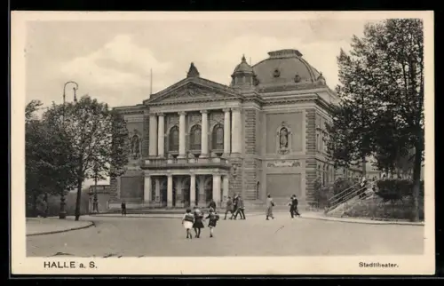 AK Halle a. S., Stadttheater mit Strassenpartie