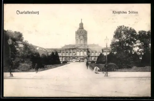 AK Berlin-Charlottenburg, Königliches Schloss mit Strassenpartie