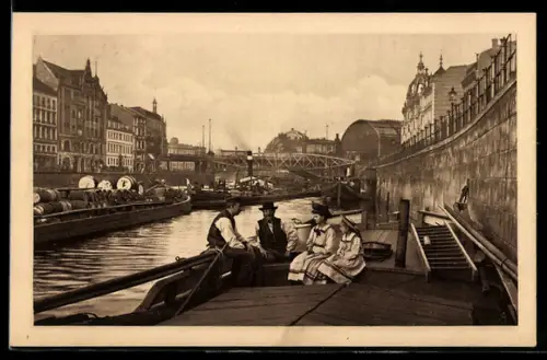 AK Berlin, Schiffbauerdamm, Leute auf Dampfer und ein langes Boot mit Fässern