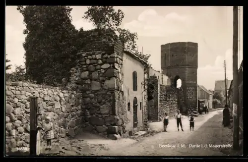 AK Beeskow i. M., Partie in der Mauerstrasse mit Turm