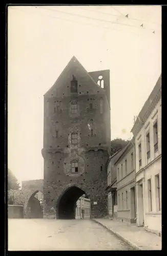 Foto-AK Gartz /Oder, Strassenpartie, Turm mit Durchgang