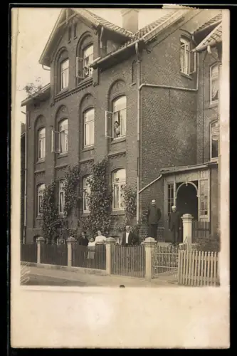 Foto-AK Alsfeld /Leine, Partie vor einer Bürgervilla mit Vorgarten