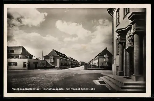 AK Nürnberg-Gartenstadt, Schulhausportal mit Regenbogenstrasse