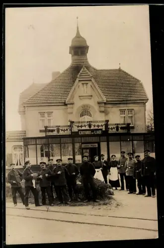 Foto-AK Einbeck, Gasthaus zur Linde, Inh. Johann Wagner, Soldaten in Uniformen vor dem Gasthaus 1914