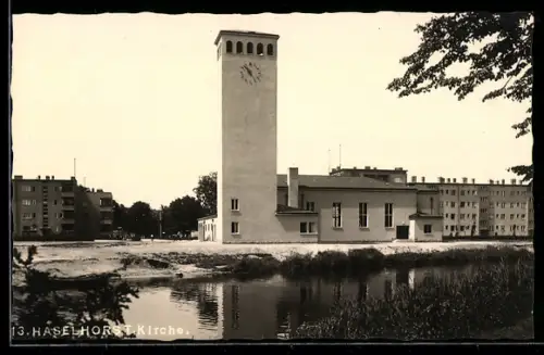 Foto-AK Berlin-Haselhorst, Blick zur Kirche im Bauhaus-Stil