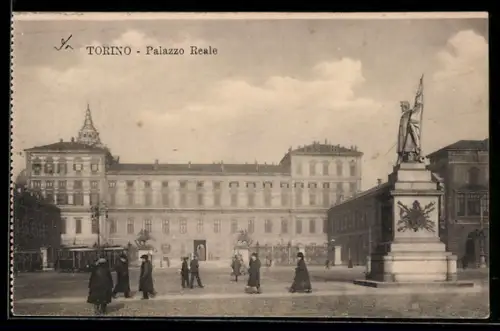 AK Torino, Palazzo Reale con statua e passanti in piazza