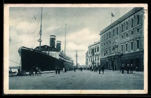 AK Brindisi, Grande nave attraccata al porto con edifici sullo sfondo