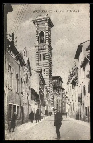 AK Arzignano, Corso Umberto I, vista del campanile e persone per strada