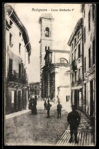 AK Arzignano, Corso Umberto 1º con campanile e passanti sulla strada