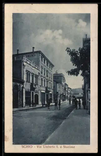 AK Schio, Via Umberto I e Stazione, vista sulla strada con edifici storici e passanti
