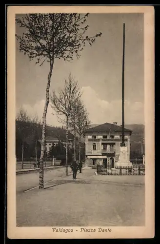 AK Valdagno, Piazza Dante con alberi e monumento