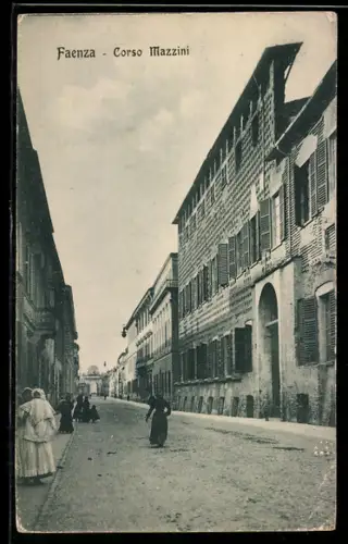 AK Faenza, Corso Mazzini con edifici storici e passanti