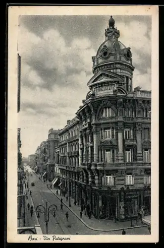 AK Bari, Via Putignani con edificio storico e strada animata