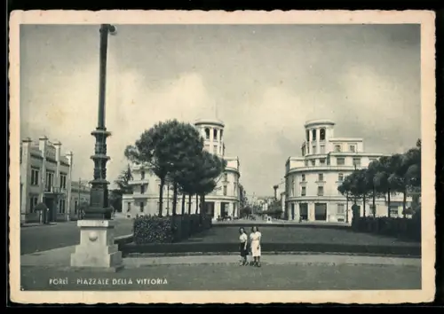 AK Forlì, Piazzale della Vittoria con edifici storici e alberi lungo la strada