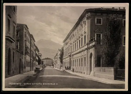 AK Rovereto, Corso Vittorio Emanuele III con edifici storici e vista delle montagne sullo sfondo