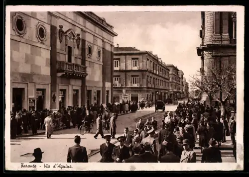 AK Taranto, Via d`Aquino, folla passeggiando lungo la strada animata con edifici storici
