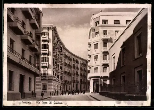 AK Taranto, Via Duca di Genova, veduta degli edifici curvi e persone che passeggiano