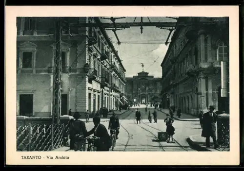 AK Taranto, Via Archita con passanti e biciclette