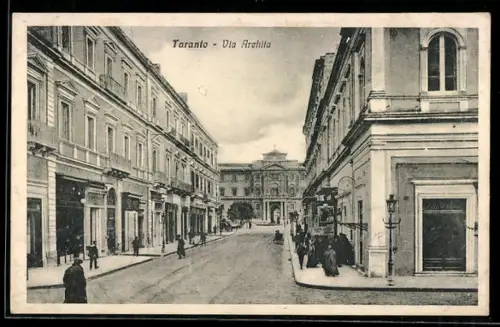 AK Taranto, Via Archita con edifici storici e passanti sul marciapiede