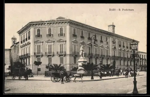 AK Bari, R. Prefettura con carrozze e statua nella piazza