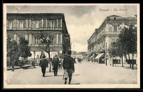 AK Taranto, Via Abele, passanti e edifici storici lungo la strada