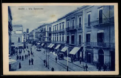 AK Bari, Via Sparano con tram e pedoni in una scena di vita quotidiana