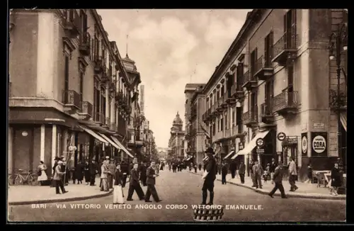 AK Bari, Via Vittorio Veneto angolo Corso Vittorio Emanuele, scena di strada animata con pedoni e palazzi storici