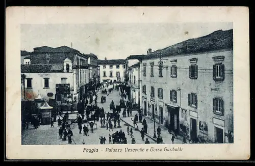 AK Foggia, Palazzo Vescovile e Corso Garibaldi con folla di persone
