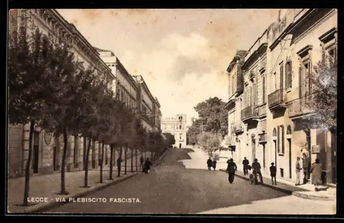 AK Lecce, Via Plebiscito Fascista con passanti e edifici storici