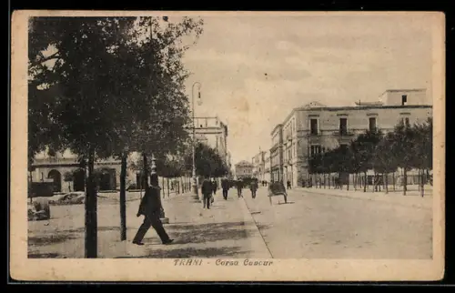 AK Trani, Corso Cavour con pedoni e alberi ai lati