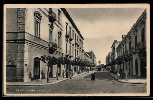 AK Trani, Corso Cavour con edifici storici e passanti