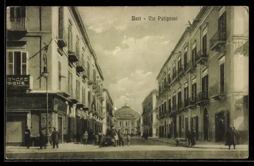 AK Bari, Via Putignani con edifici storici e passanti