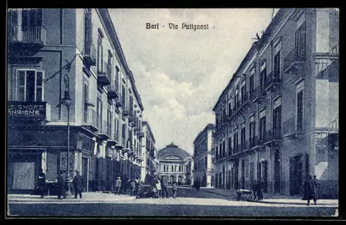 AK Bari, Via Putignani con edifici e passanti