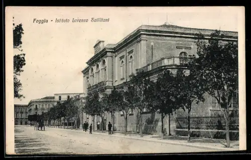 AK Foggia, Istituto Lorenzo Scillitani e strada alberata con passanti