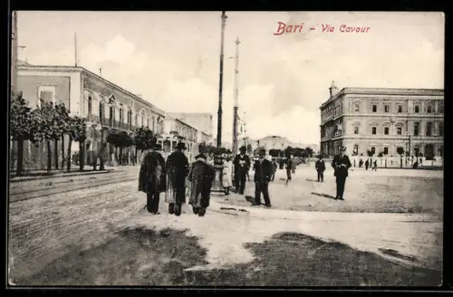 AK Bari, Via Cavour con passanti e imponenti edifici storici