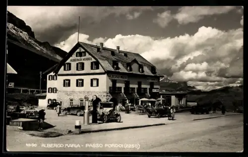 AK Passo Pordoi, Albergo Maria con automobili e montagne sullo sfondo