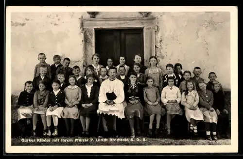 AK Gurk, Kinder mit ihrem Pfarrer P. Ulrich Brechtold S. D. S