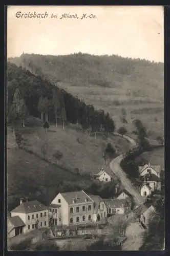 AK Groisbach bei Alland, Ortsansicht mit Strasse, Häusern und Waldhängen