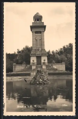 AK Bruck a. d. Leitha, Kriegerdenkmal am Teich
