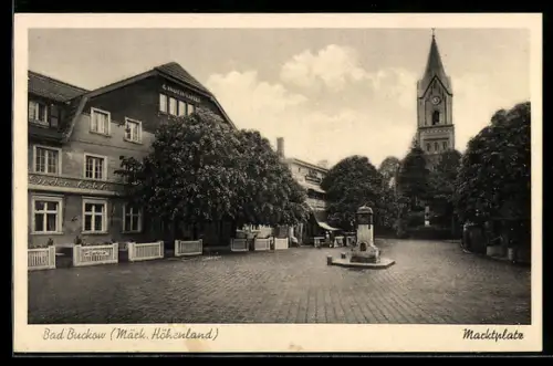 AK Bad Buckow /Märk. Höhenland, Marktplatz mit Kirche