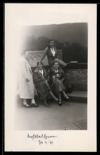 Foto-AK Urfttalsperre, Besuchergruppe auf der Staumauer, 1931