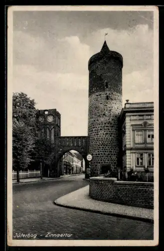 AK Jüterbog, Zinnaertor mit Turm u. Strasse