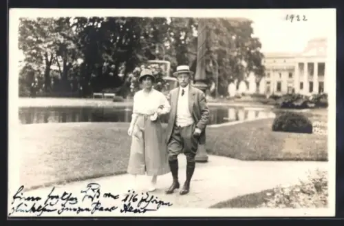 Foto-AK Wiesbaden, Paar beim Wandeln in den Kuranlagen