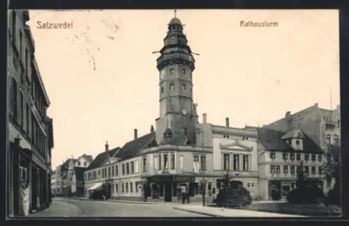 AK Salzwedel, Strassenpartie mit Rathausturm und Hotel