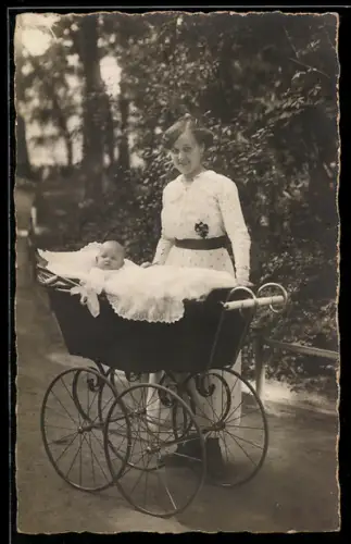 Foto-AK Mutter mit Kleinkind im Kinderwagen