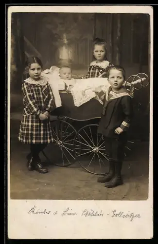 Foto-AK Junge Kinder um einen Kinderwagen mit Kleinkind versammelt